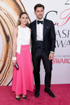 Olivia Palermo y Johannes Huebl en la alfombra roja de los Premios CFDA Fashion 2016