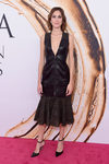 Alexa Chung en la alfombra roja de los Premios CFDA Fashion 2016