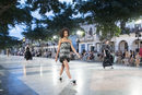 Modelo con vestido de flecos bicolor de Chanel en el desfile Crucero 2017