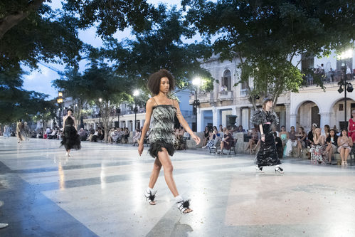 Modelo con vestido de flecos bicolor de Chanel en el desfile Crucero 2017