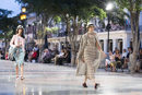 Modelos con vestidos de noche en tono ocre y sombreros habanero de Chanel en el desfile Crucero 2017 