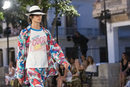 Modelo con camiseta en logotipo en honor a Coco Chanel en el desfile Crucero 2017