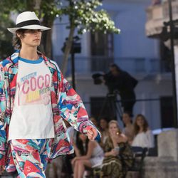 Modelo con camiseta en logotipo en honor a Coco Chanel en el desfile Crucero 2017