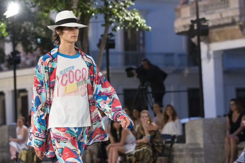 Modelo con camiseta en logotipo en honor a Coco Chanel en el desfile Crucero 2017