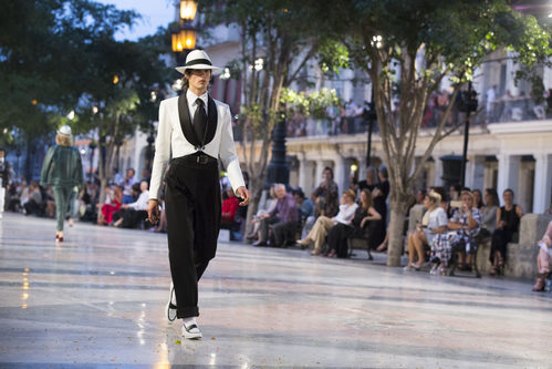 Modelo con traje bicolor en estilo habanero de Chanel en el desfile Crucero 2017 