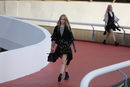 Modelos con un conjunto con pedrería en negro de Louis Vuitton en el desfile Crucero 2017