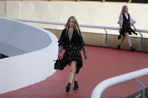 Modelos con un conjunto con pedrería en negro de Louis Vuitton en el desfile Crucero 2017