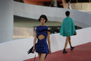 Modelos con un vestido geométrico en caída con volantes de Louis Vuitton en el desfile Crucero 2017