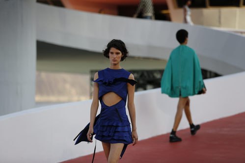 Modelos con un vestido geométrico en caída con volantes de Louis Vuitton en el desfile Crucero 2017