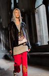 Modelo con un conjunto de sudadera y pantalón ancho de Gucci en el desfile Crucero 2017