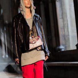 Modelo con un conjunto de sudadera y pantalón ancho de Gucci en el desfile Crucero 2017
