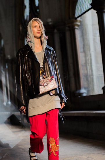 Modelo con un conjunto de sudadera y pantalón ancho de Gucci en el desfile Crucero 2017