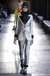 Modelo con traje metalizado de Gucci en el desfile Crucero 2017