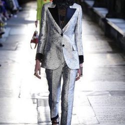 Modelo con traje metalizado de Gucci en el desfile Crucero 2017