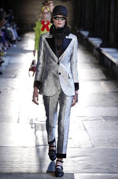 Modelo con traje metalizado de Gucci en el desfile Crucero 2017