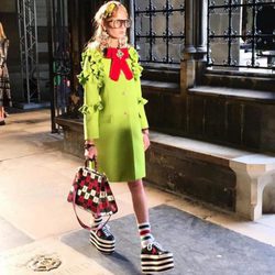 Modelo con vestido verde lima y zapatos de plataforma de Gucci en el desfile Crucero 2017