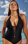 Ashley Graham con un bañador negro de su colección 'Ashley Graham x swimsuit for all' 