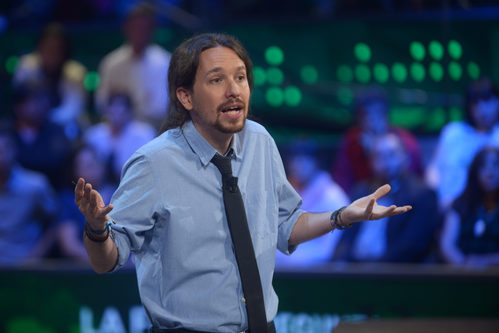 Pablo Iglesias con una camisa celeste con corbata