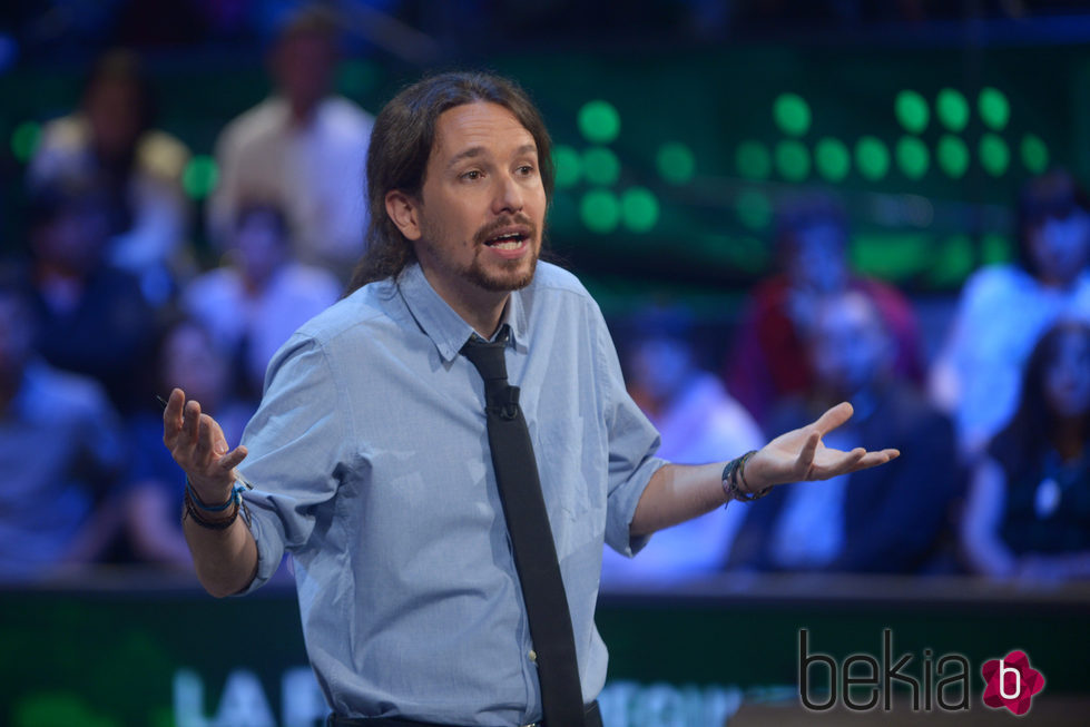 Pablo Iglesias con una camisa celeste con corbata