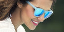 Paula Echevarría posando con las gafas aguamarina de la nueva colección de Hawkers