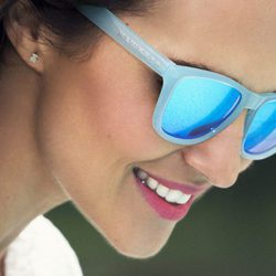 Paula Echevarría posando con las gafas aguamarina de la nueva colección de Hawkers