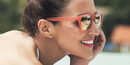 Paula Echevarría posando con las gafas coral de la nueva colección de Hawkers