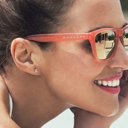 Paula Echevarría posando con las gafas coral de la nueva colección de Hawkers