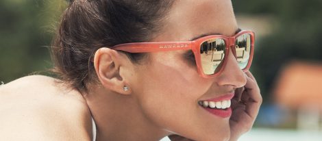Paula Echevarría posando con las gafas coral de la nueva colección de Hawkers