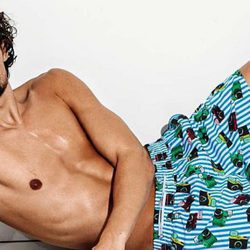 Wouter Peelen con un bañador estampado para la nueva colección Summer de Calzedonia 2016