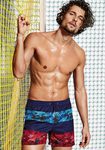 Wouter Peelen con un bañador estampado tricolor para la nueva colección Summer de Calzedonia 2016