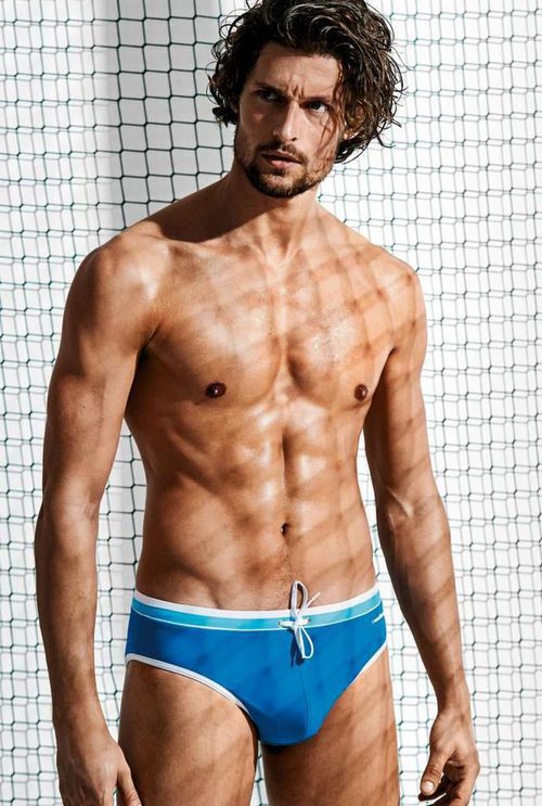 Wouter Peelen con un bañador corto para la nueva colección Summer de Calzedonia 2016