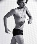 Wouter Peelen con un bañador corto en blanco y negro para la nueva colección Summer de Calzedonia 2016