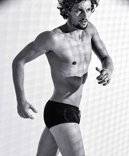 Wouter Peelen con un bañador corto en blanco y negro para la nueva colección Summer de Calzedonia 2016