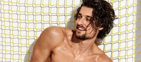 Wouter Peelen con un bañador largo estampado para la nueva colección Summer de Calzedonia 2016
