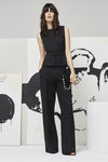 Modelo posando con un conjunto top y pantalón ancho en negro para la nueva colección Pre Fall 2016 de Uterqüe