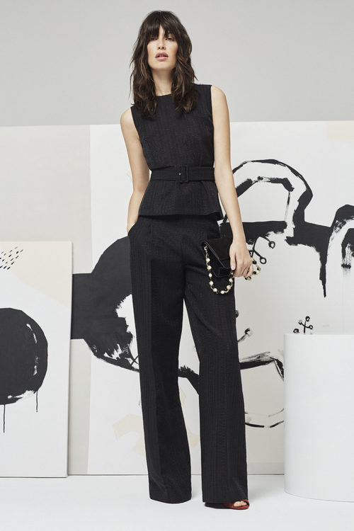 Modelo posando con un conjunto top y pantalón ancho en negro para la nueva colección Pre Fall 2016 de Uterqüe