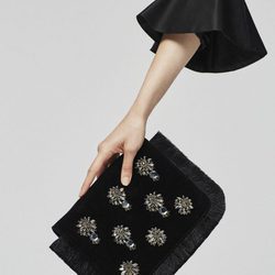 Clutch negro con pedrería en plata y bronce para la nueva colección Pre Fall 2016 de Uterqüe