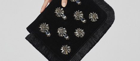 Clutch negro con pedrería en plata y bronce para la nueva colección Pre Fall 2016 de Uterqüe