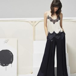 Modelo con top con escote de encaje y pantalon campana para la nueva colección Pre Fall 2016 de Uterqüe