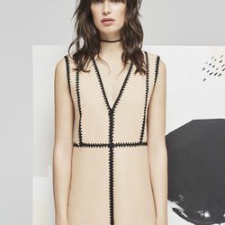 Vestido bicolor en tono nude y costuras en negro para la nueva colección Pre Fall 2016 de Uterqüe