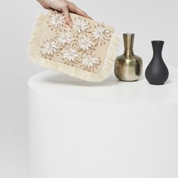 Clutch en tono nude con pedrería en plata para la nueva colección Pre Fall 2016 de Uterqüe