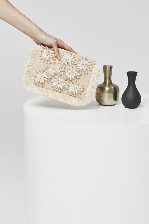 Clutch en tono nude con pedrería en plata para la nueva colección Pre Fall 2016 de Uterqüe