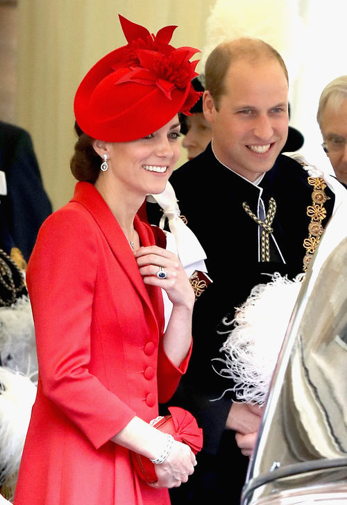 La Duquesa de Cambridge con un conjunto en rojo pasión