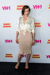 Milla Jovovich con un conjunto de blusa y falda