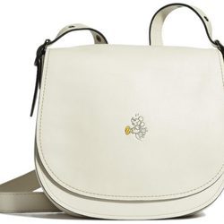 Bolso ovalado en blanco de la nueva colección cápsula Disney para Coach 