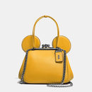 Bolso de orejas de Mickey en mostaza de la nueva colección cápsula Disney para Coach 