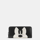 Cartera en negro con impresión de rostros de Mickey Mouse de la nueva colección cápsula Disney para Coach