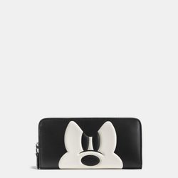 Cartera en negro con impresión de rostros de Mickey Mouse de la nueva colección cápsula Disney para Coach