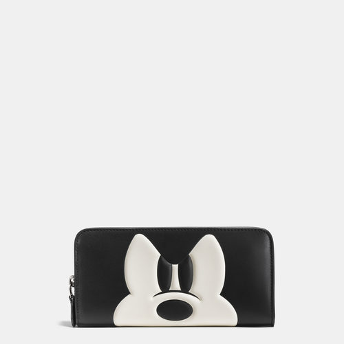 Cartera en negro con impresión de rostros de Mickey Mouse de la nueva colección cápsula Disney para Coach