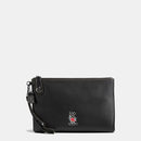 Cartera en negro de la nueva colección cápsula Disney para Coach